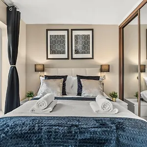  Apartment Sleek And Stylish 2 Bed With Garden And Parking