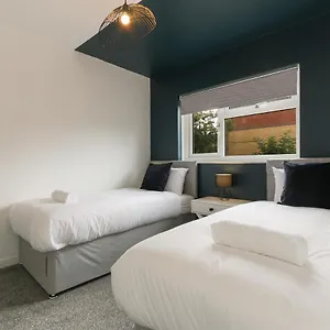  Holiday home Oaks - Station & Utilita Arena