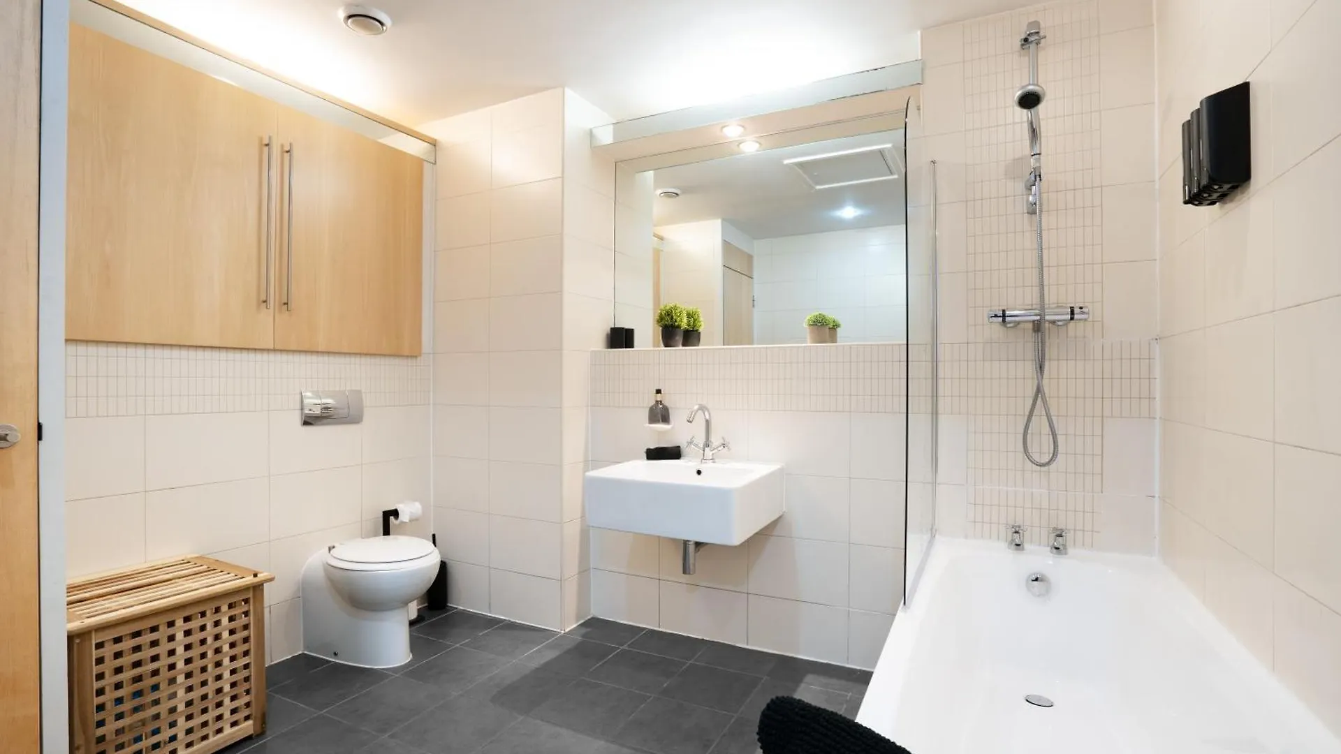 Home Away From Home - Contractors & Leisure Sheffield Apartment