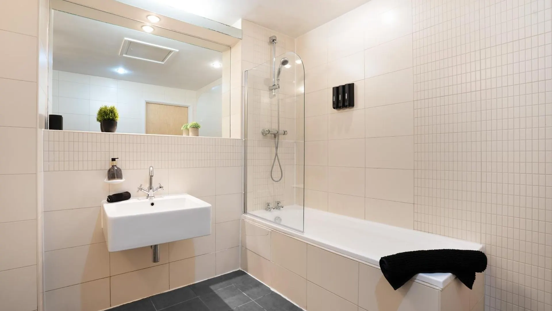 Home Away From Home - Contractors & Leisure Sheffield 0*,  United Kingdom